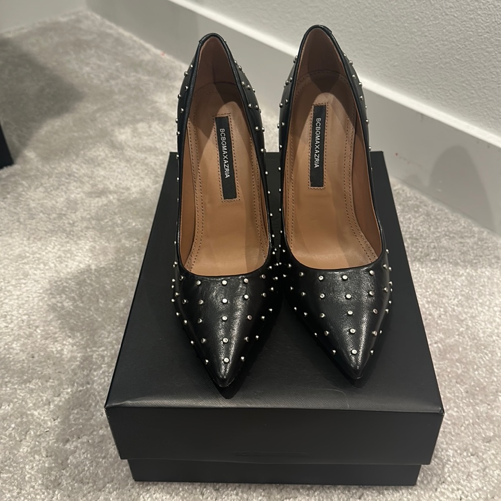 BCBGMAXAZRIA SMOOTH LEATHER STUDDED HEALS SIZE 7 M070/37.5